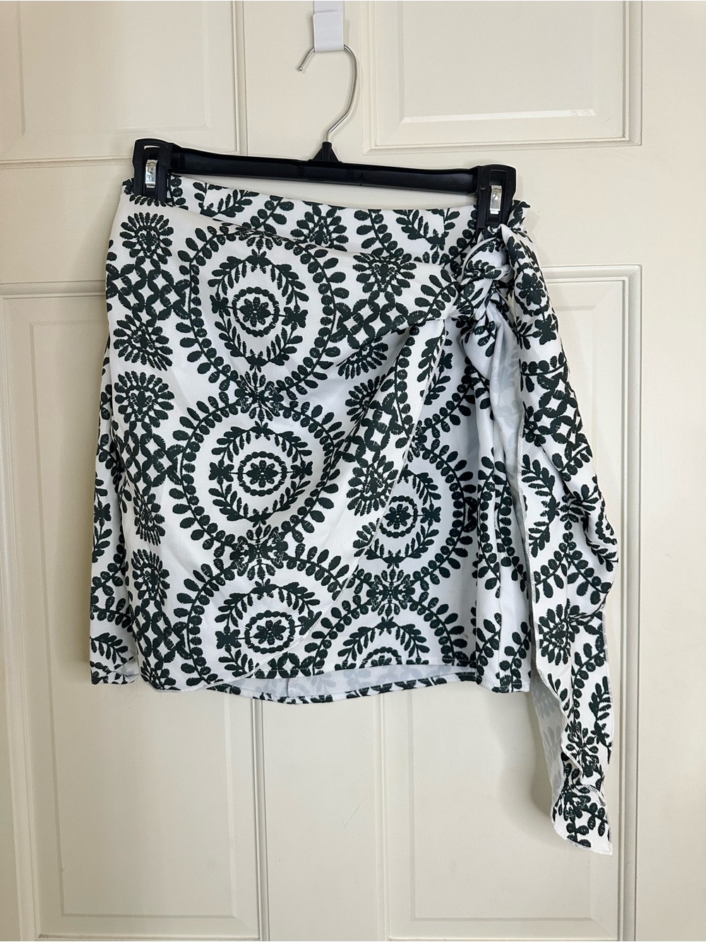 Dark Green & White Wrap Skirt with Medallion Print size small